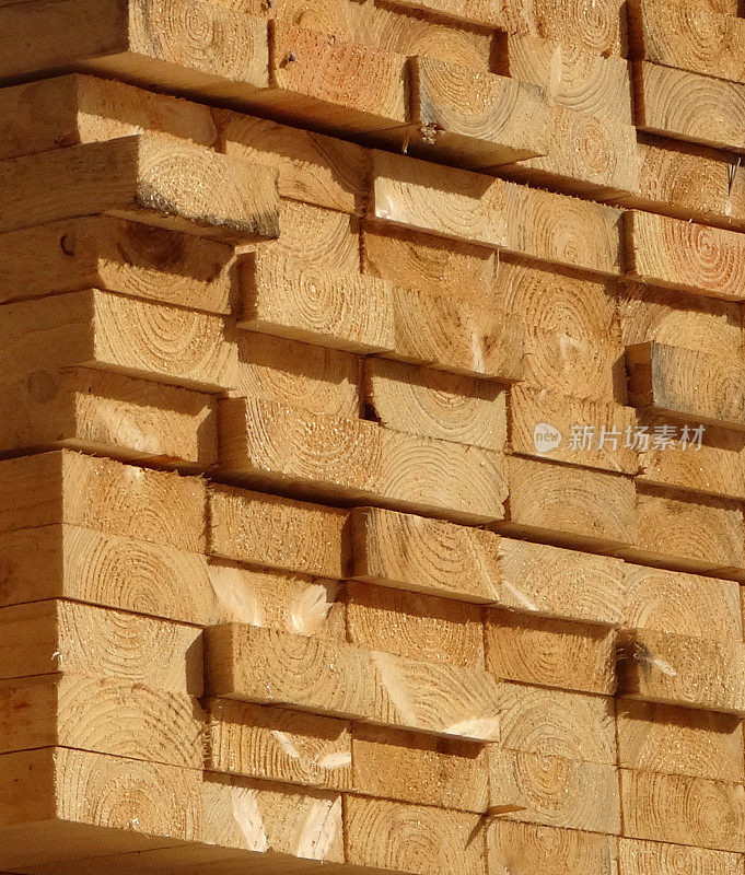 木材场锯木厂的厚软木/木板图像